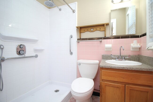 Building Photo - Northeast Pensacola Home- Entertainers Dre...