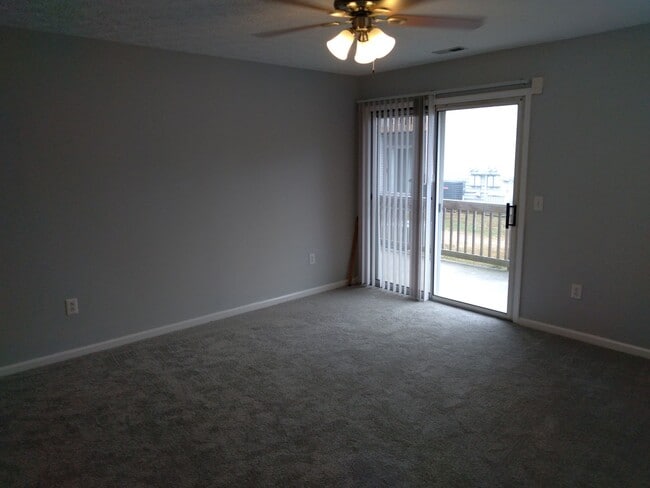 Building Photo - 2 Bedroom, 1 bath apartment - Downstairs U...