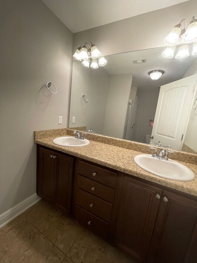 Building Photo - *** MOVE IN SPECIAL! Half OFF 1st Month's Rent!