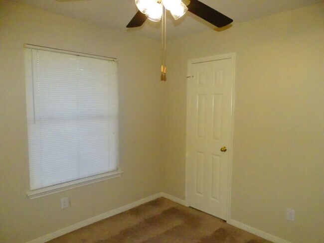 Building Photo - 5907 Deer Lake Dr