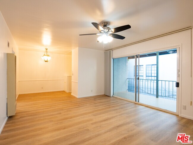 Building Photo - 422 Arnaz Dr