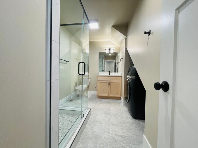 Building Photo - 3 bed 2 bath 1 car garage townhouse in Sou...