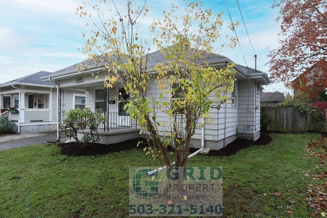 Building Photo - Charming 2 Bedroom Available in Popular N Kenton Neighborhood!