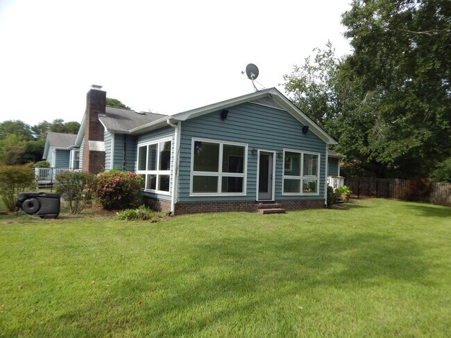 Building Photo - Spacious home in Pine Valley.