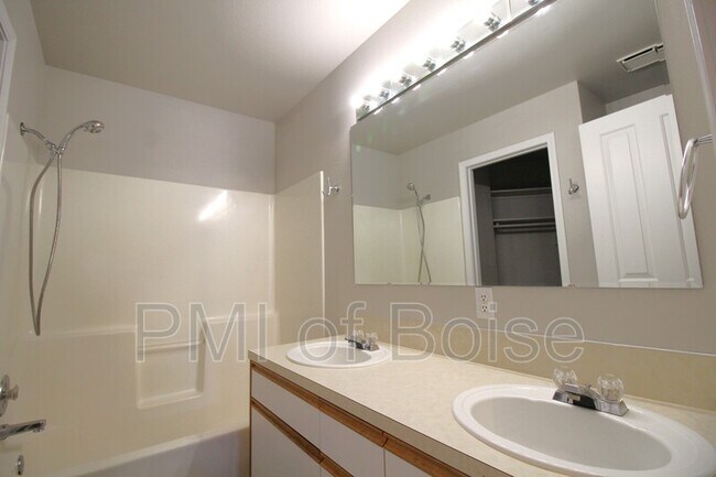 Building Photo - 5801 N Cobbler Ln
