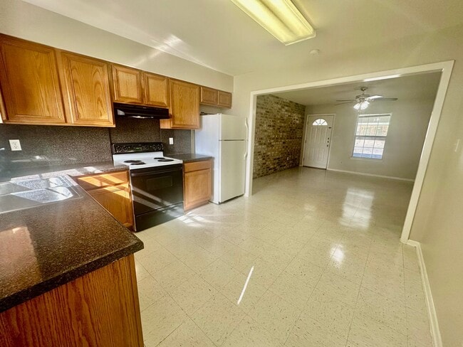 Building Photo - Cozy 2/1 Duplex in Pleasanton w/ Dedicated Parking ~ Move-In Ready!