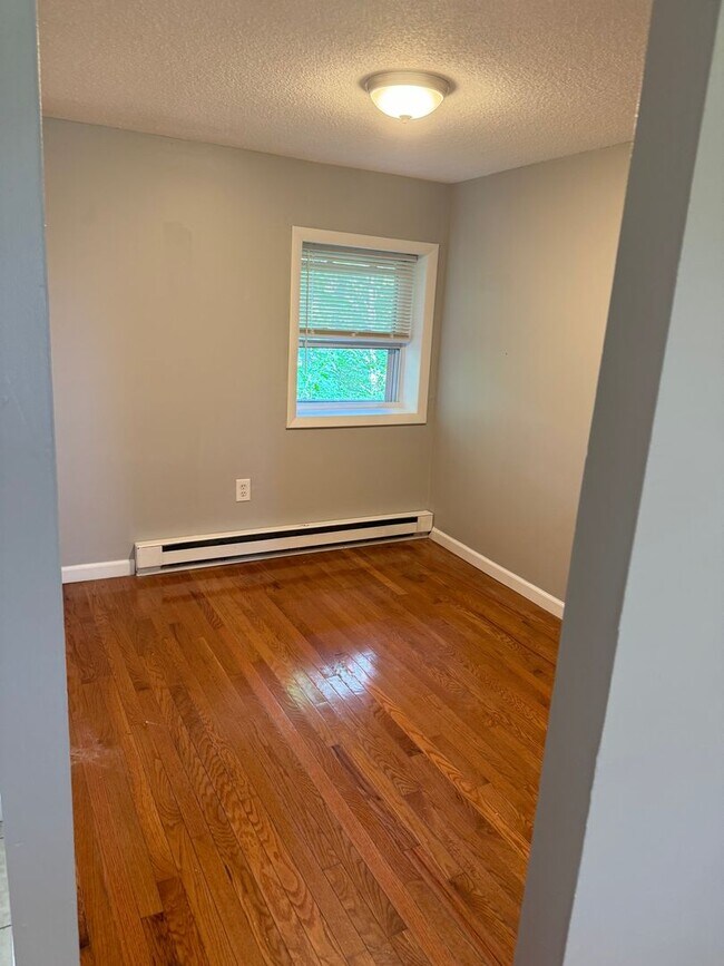 Building Photo - One bedroom Southwick Ma U-13