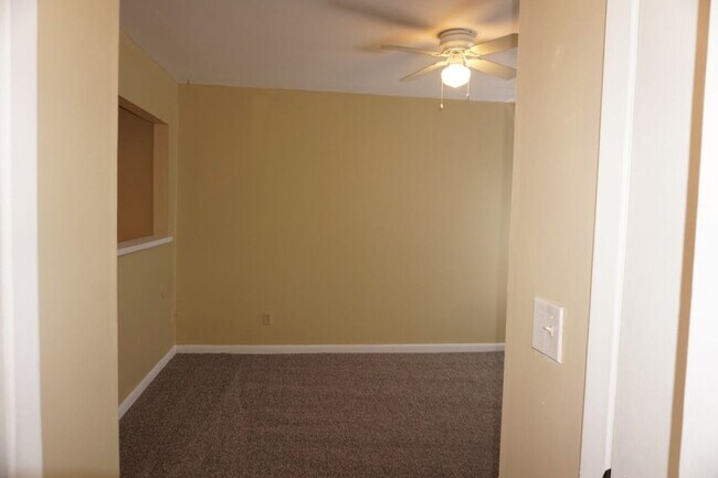 Building Photo - 2 bedroom 2 bath townhouse located need NSA Jax