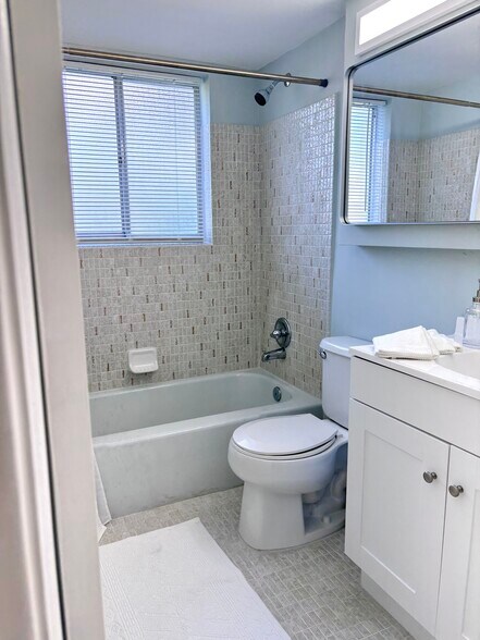 Building Photo - 1950 Lake Osborne Dr