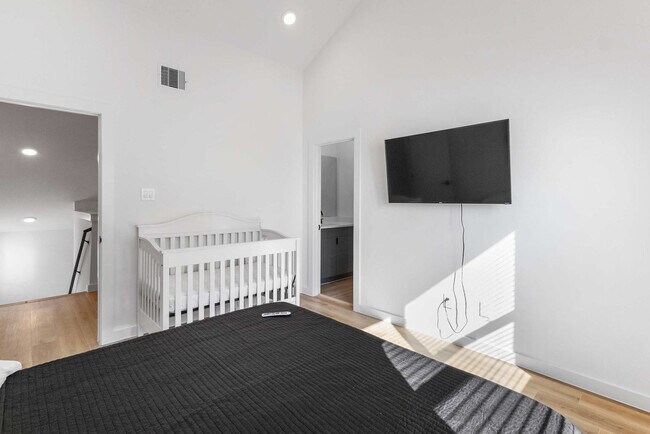 Building Photo - 6740 Peerless St