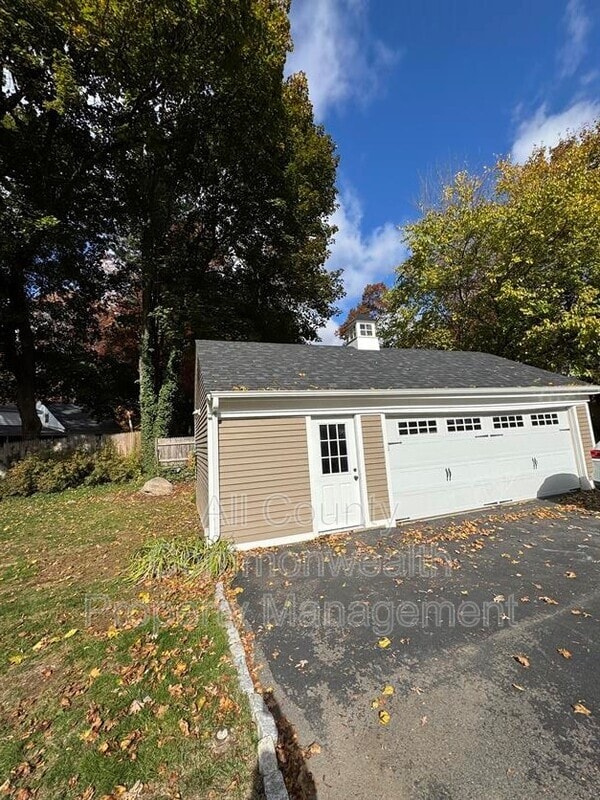 Building Photo - 49 Hoppin Hill Ave