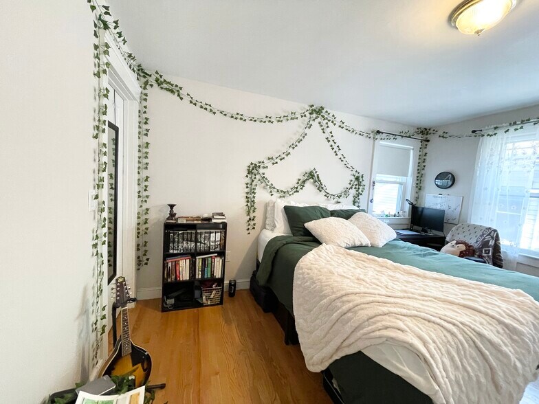 Building Photo - 23 Iroquois St