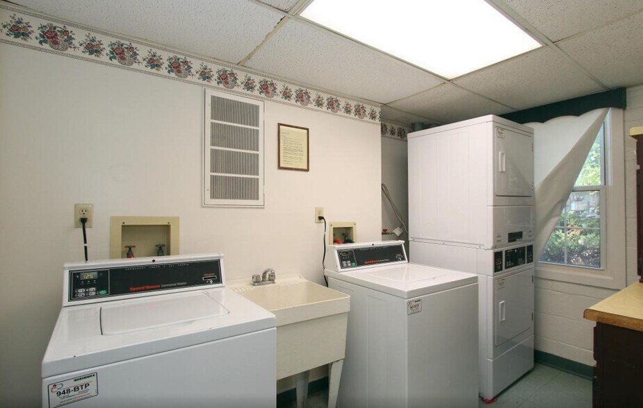 Laundry room - 778 Quince Orchard Blvd