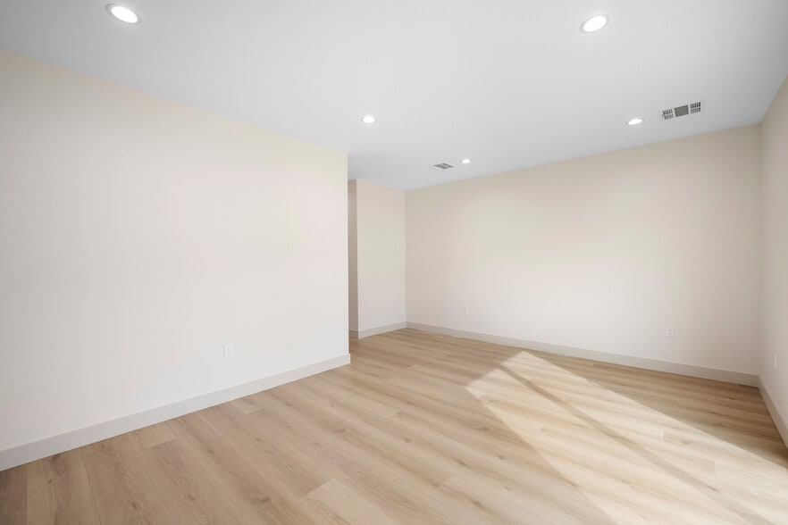 Building Photo - 918 University Ave