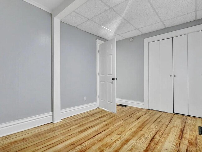 Building Photo - 405 E Hodge Ave