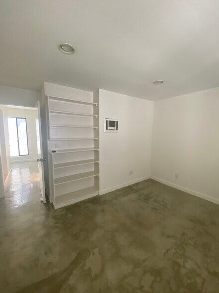 Building Photo - 313 Ocean Front Walk