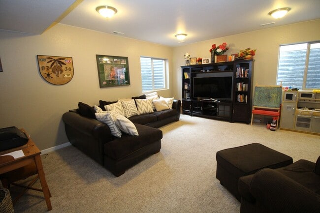 Building Photo - Amazing 4bdrm home in Forest Lakes