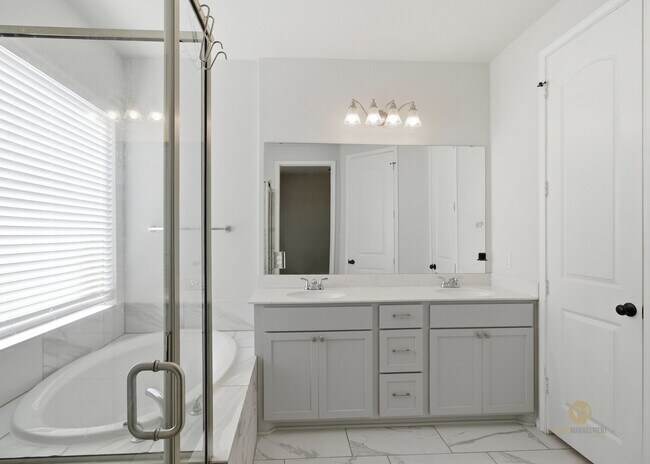 Building Photo - "Spacious 4-Bedroom Sanctuary in San Antonio - 1996 Sq Ft of Comfort and Style!"