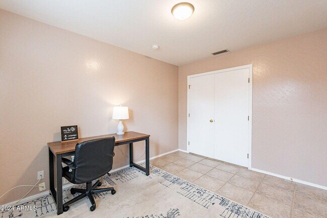 Building Photo - 822 E Ross Ave