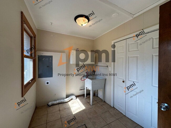 Building Photo - 202 E 250 S
