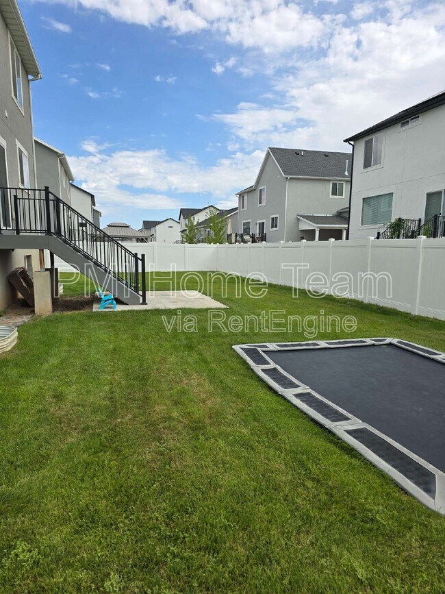 Building Photo - 831 4050 W