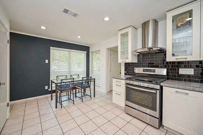 Building Photo - 5 Rock Pine Ct