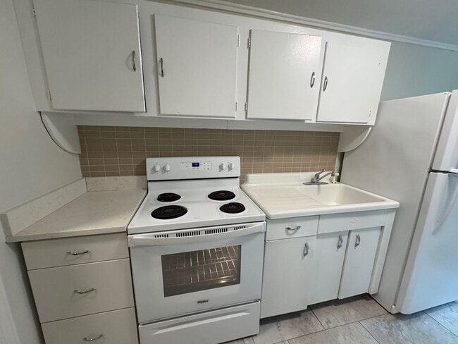 Building Photo - Central AVL - 1/1 Updated Apartment Ready ...