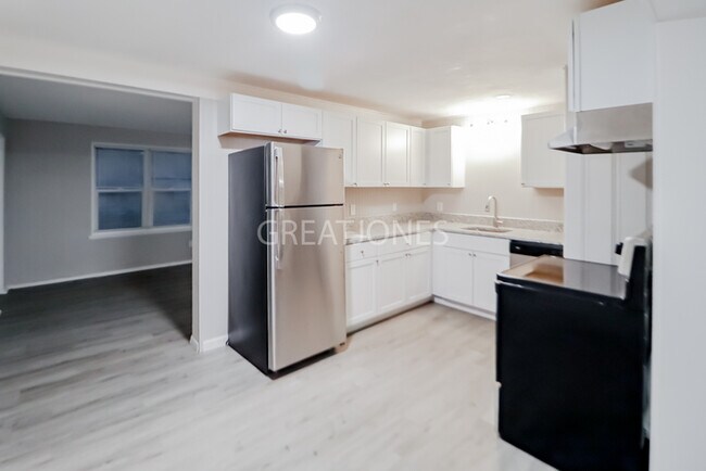 Building Photo - NOW OFFERING 1/2 MONTH FREE WITH SIGNED LE...
