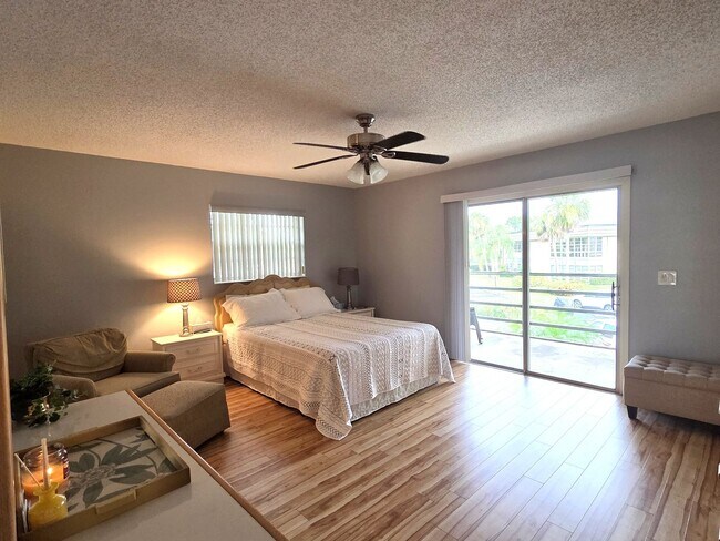 Building Photo - Over 55 Community! Adorable Furnished One Bedroom in Vista Gardens
