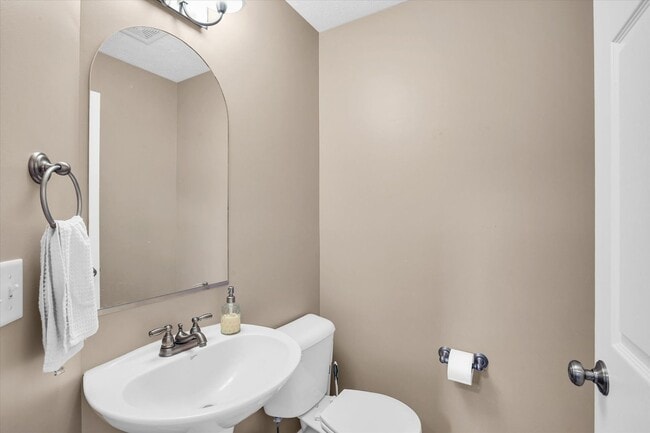 Building Photo - Updated 3 Bedroom Townhome in SW Champaign - Available 06/01/2026