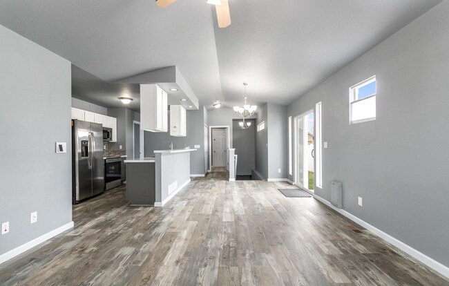 Building Photo - *FIRST MONTHS RENT FREE* 3 BED, 2 BATH MOD...