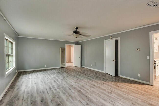Building Photo - 523 W Inwood Dr