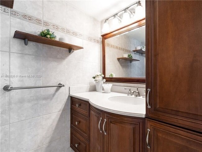 Building Photo - 3000 E Sunrise Blvd