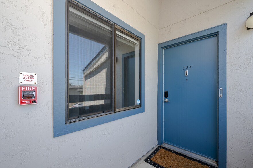 Building Photo - 851 Woodside Way