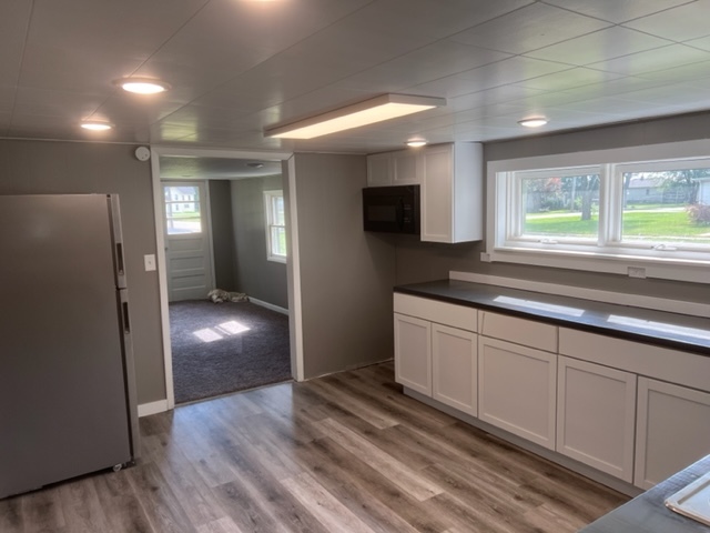 Kitchen with custom counters - 325 W Clay St