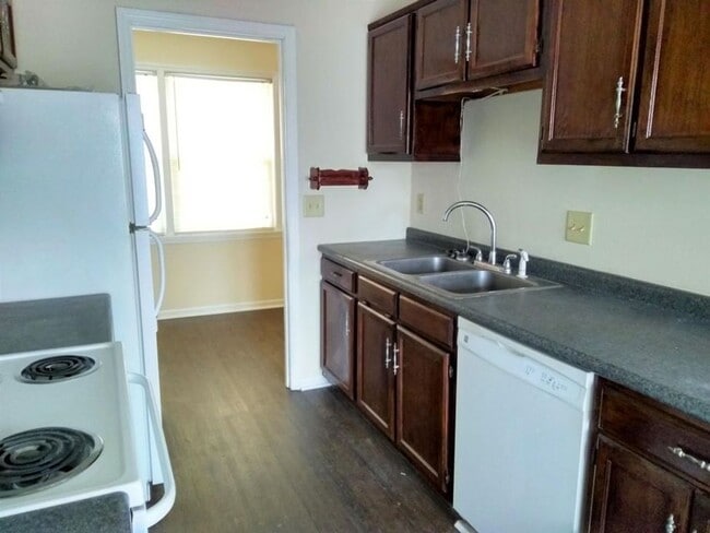 Building Photo - Cute, one story brick 3 Bedroom Brick Home