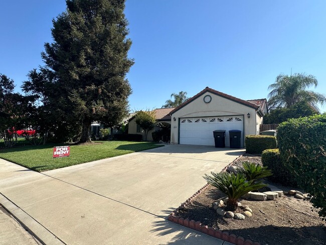 Building Photo - NE Visalia home available now!