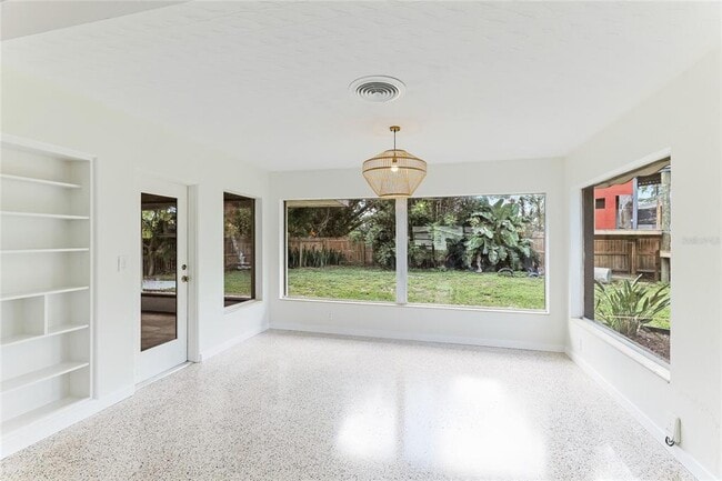 Building Photo - 2618 Valencia Dr