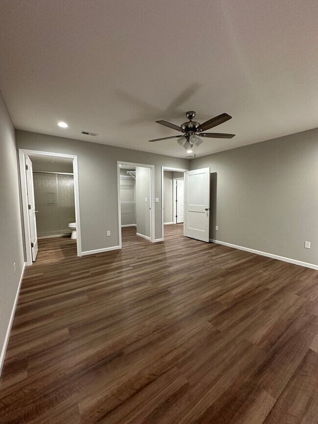 Building Photo - 1121-MF4-E