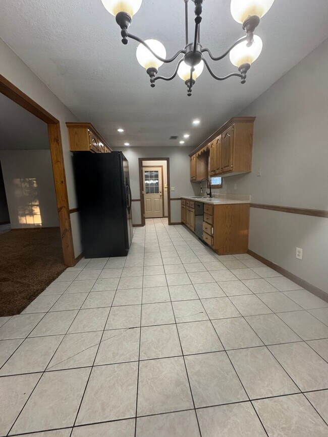 Building Photo - 3 Bed / 2 Bath Available Now