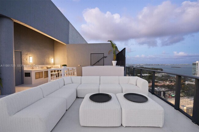 Building Photo - 121 NE 34th St