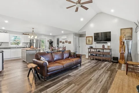 Building Photo - 145 S Lovers Ln