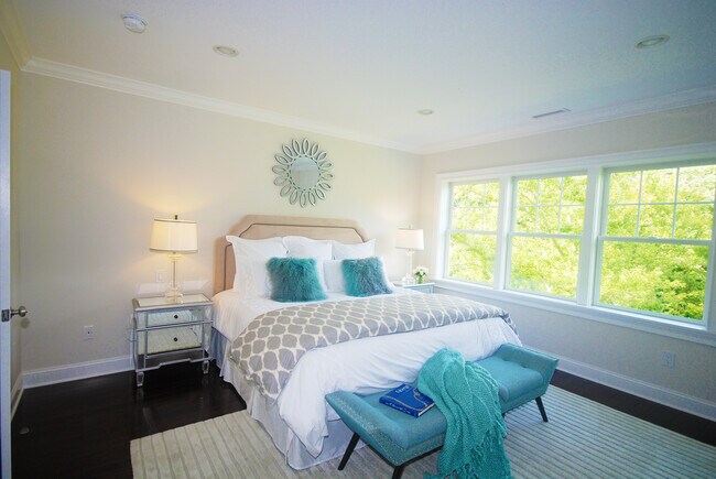 Building Photo - 5 The Pointe