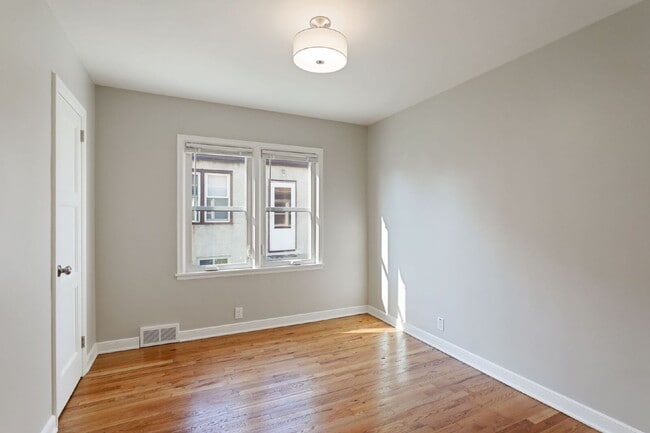 Building Photo - Spacious 4BR/2BA Duplex — Available August...