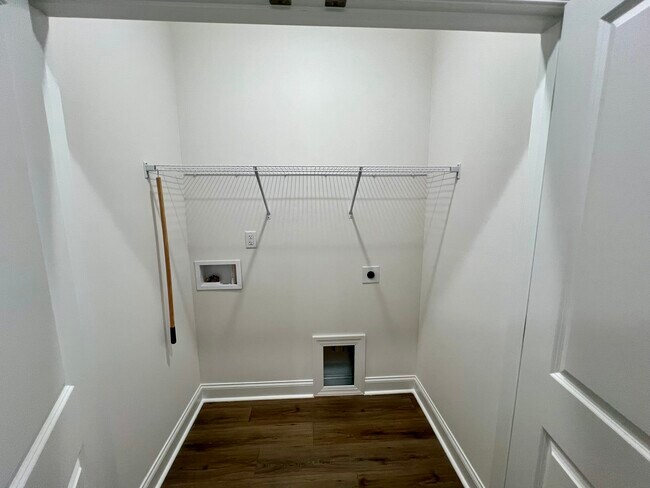 Building Photo - 2132 Barrowcliffe Dr NW