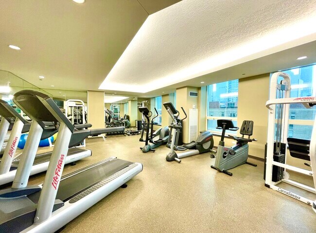 Building Photo - 600 N Kingsbury St