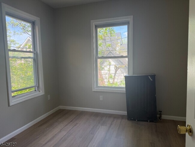 Building Photo - 37 Mapes Ave