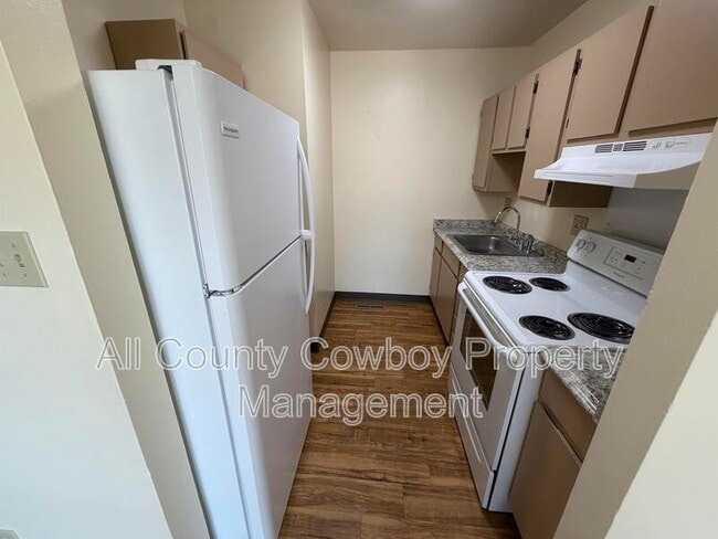 Building Photo - 140 S Cribbon Ave