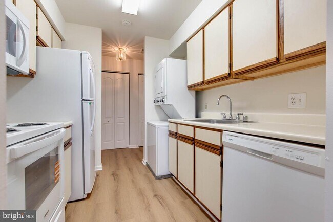 Building Photo - 8399 Montgomery Run Rd