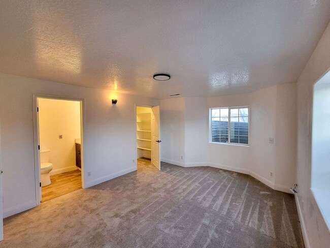 Building Photo - *utilities included* 3 bed 3 bath apartmen...